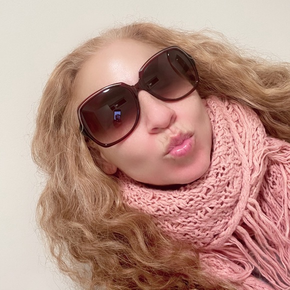 Meet your Posher, Victoria - Picture 1 of 2